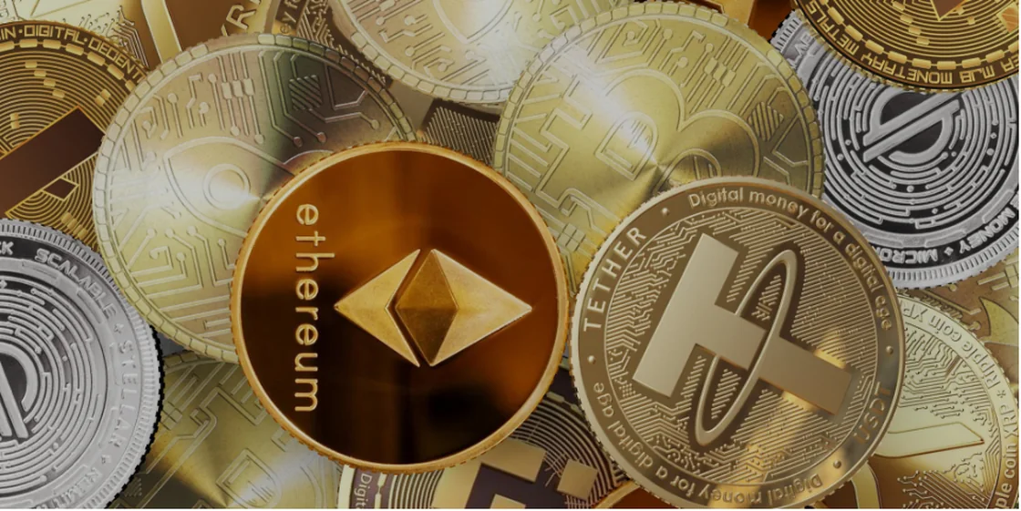 Ein Haufen goldener und silberner Münzen verschiedener Kryptowährungen, vorne Ethereum und Tether