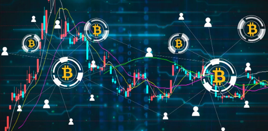 Bitcoin-Symbole in einem Netzwerk aus Personen vor einem Kursverlauf